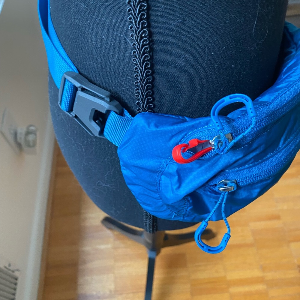 Osprey Belt Bag in EUC.   Two pockets plus inner pouch.  Beautiful color!